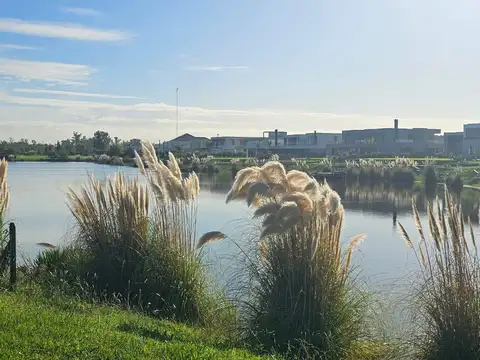 Terreno 1051m2 en venta a laguna en La Calesa, Pilará, Pilar