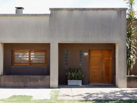 CASA CON PILETA BARRIO LAS FLORES