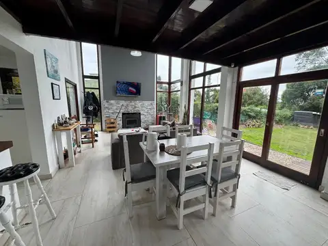 Casa en Alquiler con 3 cocheras