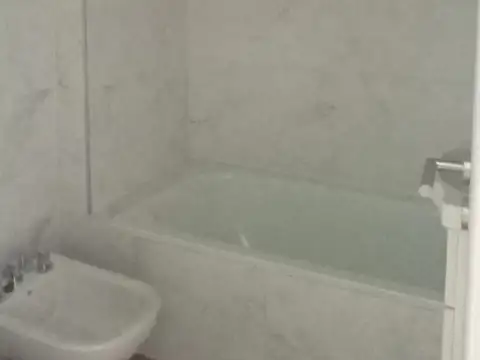 EXCELENTE 3 AMBIENTES AL FRENTE PLAZA BANFF CON BAÑOS Y VESTIDOR