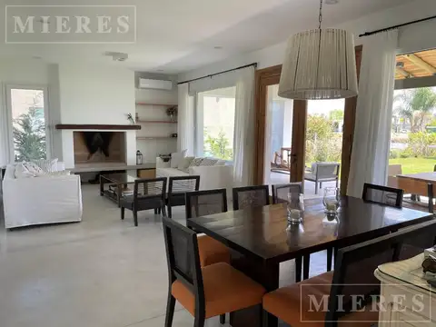 Casa 4 ambientes con 3 baños