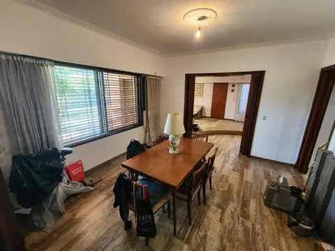 EXCELENTE CHALET 5 AMBIENTES CON PARQUE - PILETA - PARRILLA - COCHERA PARA 4 AUTOS -