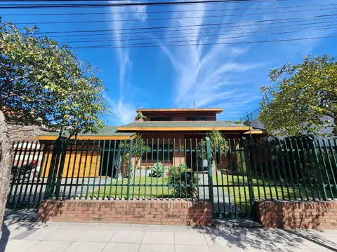 EXCELENTE CHALET 5 AMBIENTES CON PARQUE - PILETA - PARRILLA - COCHERA PARA 4 AUTOS -