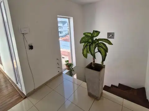 Casa en Alquiler con 2 cocheras