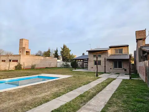 Casa en Alquiler con 2 cocheras