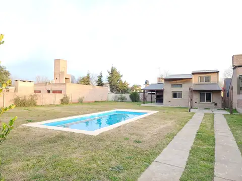 Casa 4 ambientes con 2 baños
