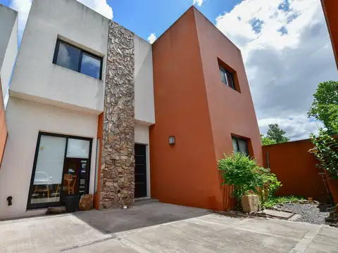 Casa en Venta en La Plata [Cod: 161-2315]