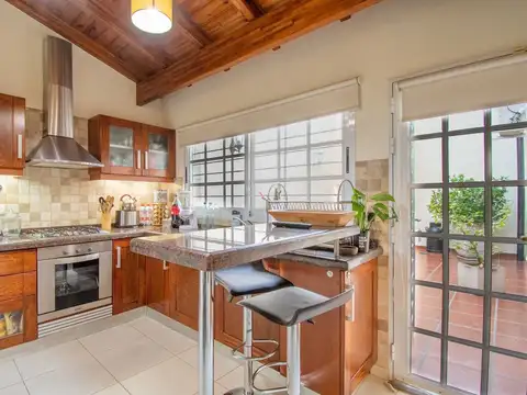 Casa 8 ambientes con 2 baños