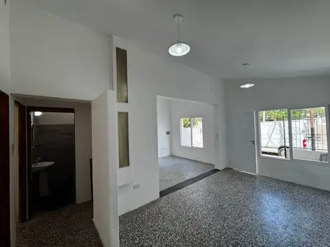 Casa 4 ambientes con 1 baño