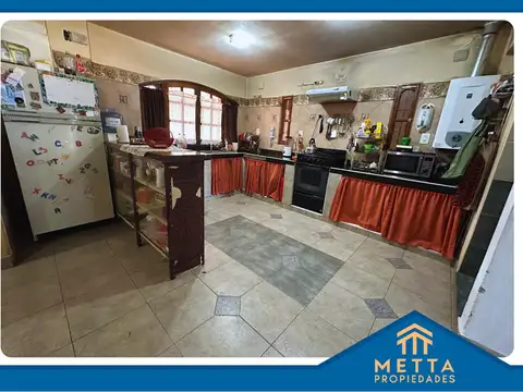 Casa 6 ambientes con 2 baños