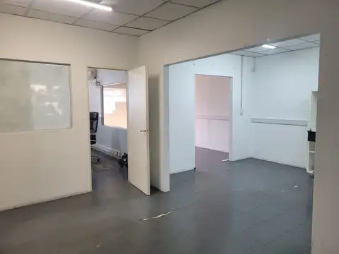 Oficina 6 ambientes con 4 baños