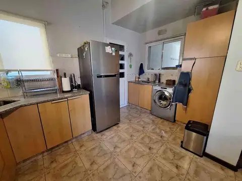 Casa 7 ambientes con 2 baños