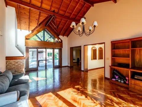 Casa en Venta con 3 cocheras