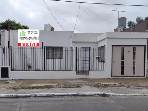 CASA EN VENTA 4 AMBIENTES CON GARAGE. CASTELAR SUR.