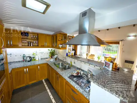 Casa en Venta con 2 cocheras
