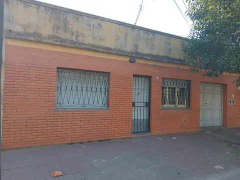 CASA DE 3 AMBIENTES CON GARAGE Y TERRAZA.-