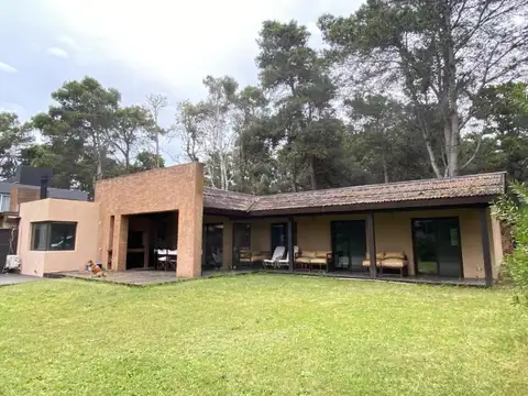 Casa en venta - 4 Dormitorios 3 Baños - Mar Azul