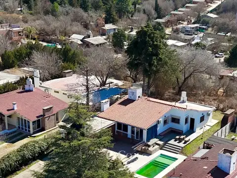Casa 8 ambientes con 2 baños