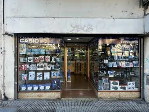 En venta local comercial sobre Carlos Pellegrini