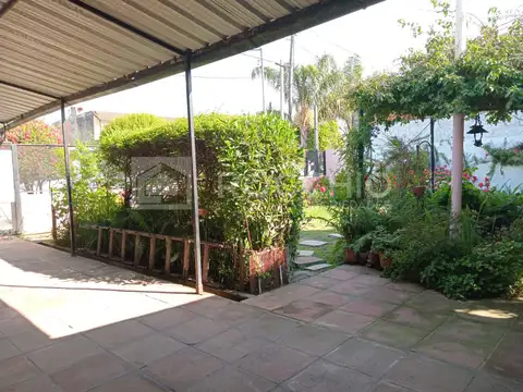 Casa en Venta con 3 cocheras