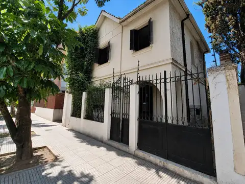 VENTA CASA SOBRE LOTE PROPIO CON JARDÍN, TERRAZA Y GRAN POTENCIAL DE RENOVACIÓN