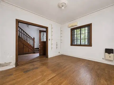 VENTA CASA SOBRE LOTE PROPIO CON JARDÍN, TERRAZA Y GRAN POTENCIAL DE RENOVACIÓN