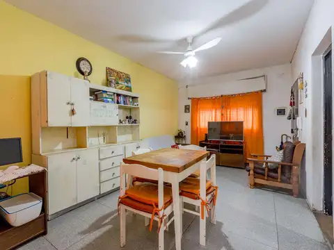 Casa 7 ambientes con 2 baños