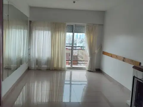 Departamento  3 ambientes, cocina , Baño completo Balcón, todo luz con  en Rivadavia al 2100
