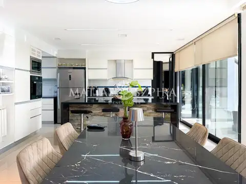 Casa 8 ambientes con 4 baños
