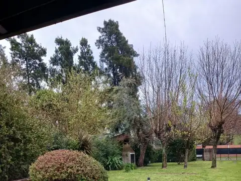 Casa en Alquiler con 2 cocheras