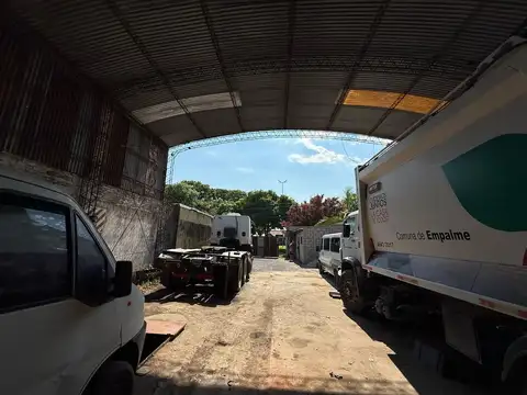 Venta de galpon semicubierto con oficina y baño.