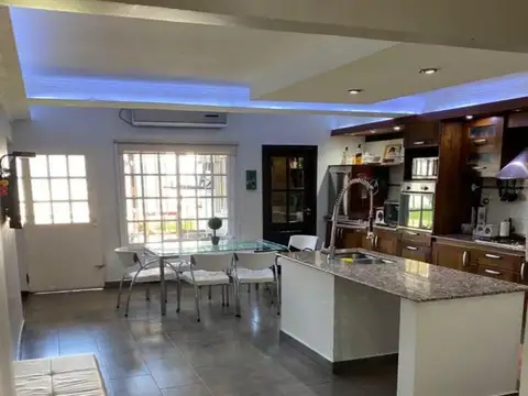 Casa de categoría de 5 ambientes con pileta climatizada