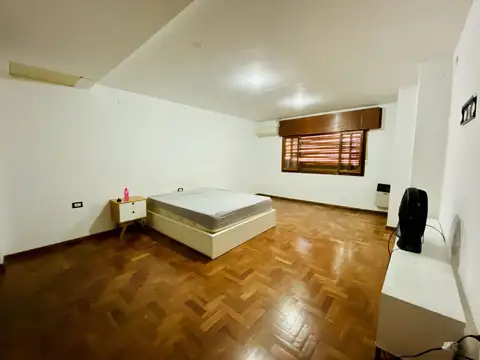 Casa de 7 dormitorios, quincho, gimnasio, cochera y pileta en Pichincha
