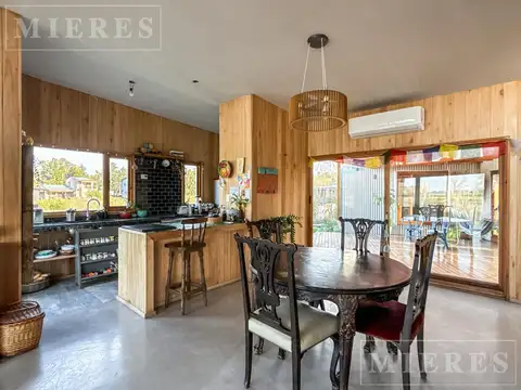 Casa 4 ambientes con 2 baños