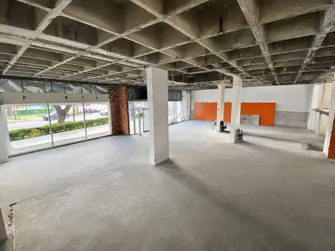 Local comercial en alquiler sobre Av. Libertador en Martinez, San Isidro.