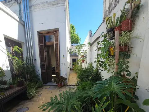 Excelente oportunidad en venta! PH con entrada independiente de 3 dormitorios y patio.  Estrategica zona de Flores.