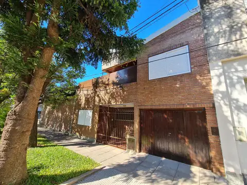 Casa 8 ambientes con 2 baños
