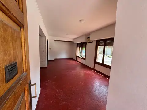 CASA CENTRICA-5 AMBIENTES-PATIO C/PARILLA-GARAJE 