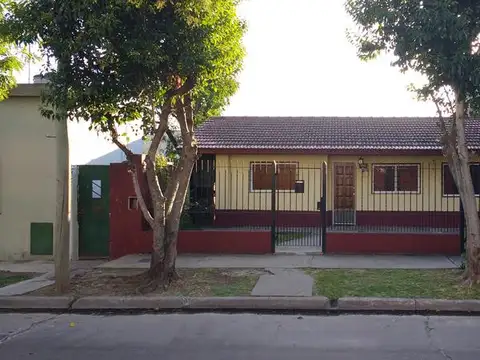 VENTA CASA   3 AMB  270 M2 COCHERA PATIO TURDERA