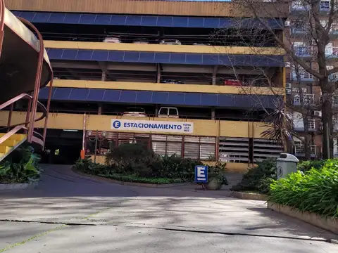 Cochera cubierta en tercer piso, estacionamiento sobre Av. Rivadavia.