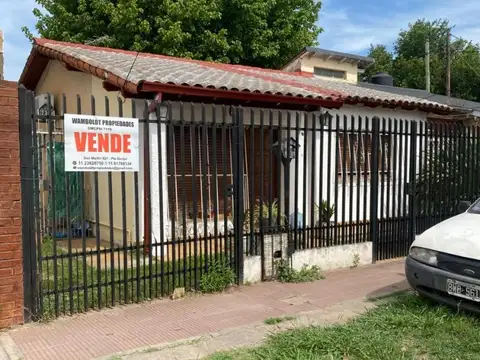 EN VENTA - Casa de 4 ambientes en el Centro de Derqui.