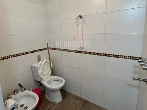DEPARTAMENTO 3 AMBIENTES, PATIO Y GALERIA CON PARRILLA