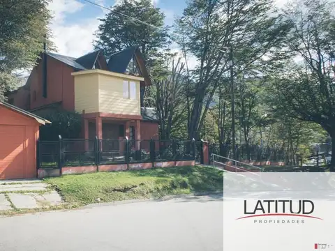 Espectacular Casa en venta en Barrio Andino frente a la Laguna