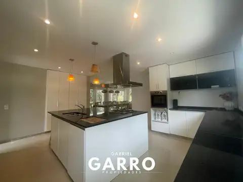 Hermosa Casa en venta - Costa Esmeralda Barrio Privado.