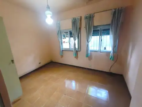 Casa  a 1  de pelliza y 2 Pana, a restaurar OPORT.