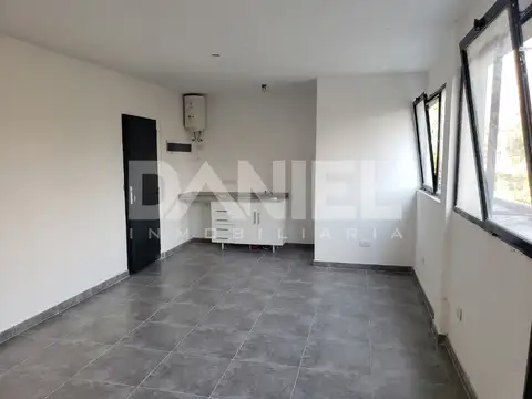 DEPARTAMENTO / OFICINA MONOAMBIENTE DE APROX. 30 M2 EN EXCELENTE UBICACION CÉNTRICA.