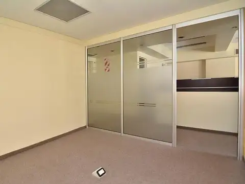 Oficina 2 ambientes con 4 baños