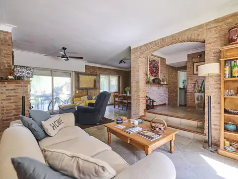 Casa en Venta con 2 cocheras