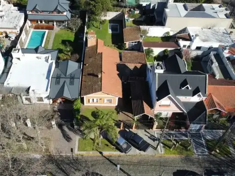 Venta Casa Tipo Chalet 4 Ambientes Parque Pileta Banfield