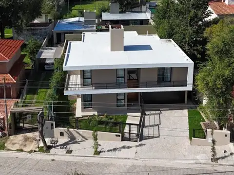 Casa 7 ambientes con 4 baños